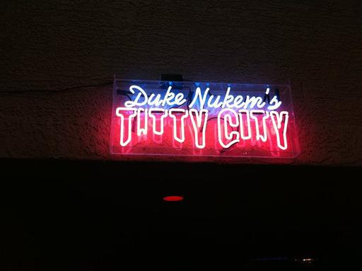 Duke Nukem Forever - Duke Nukem's Titty City - фото с ивента в Лас-Вегасе (трафик!)